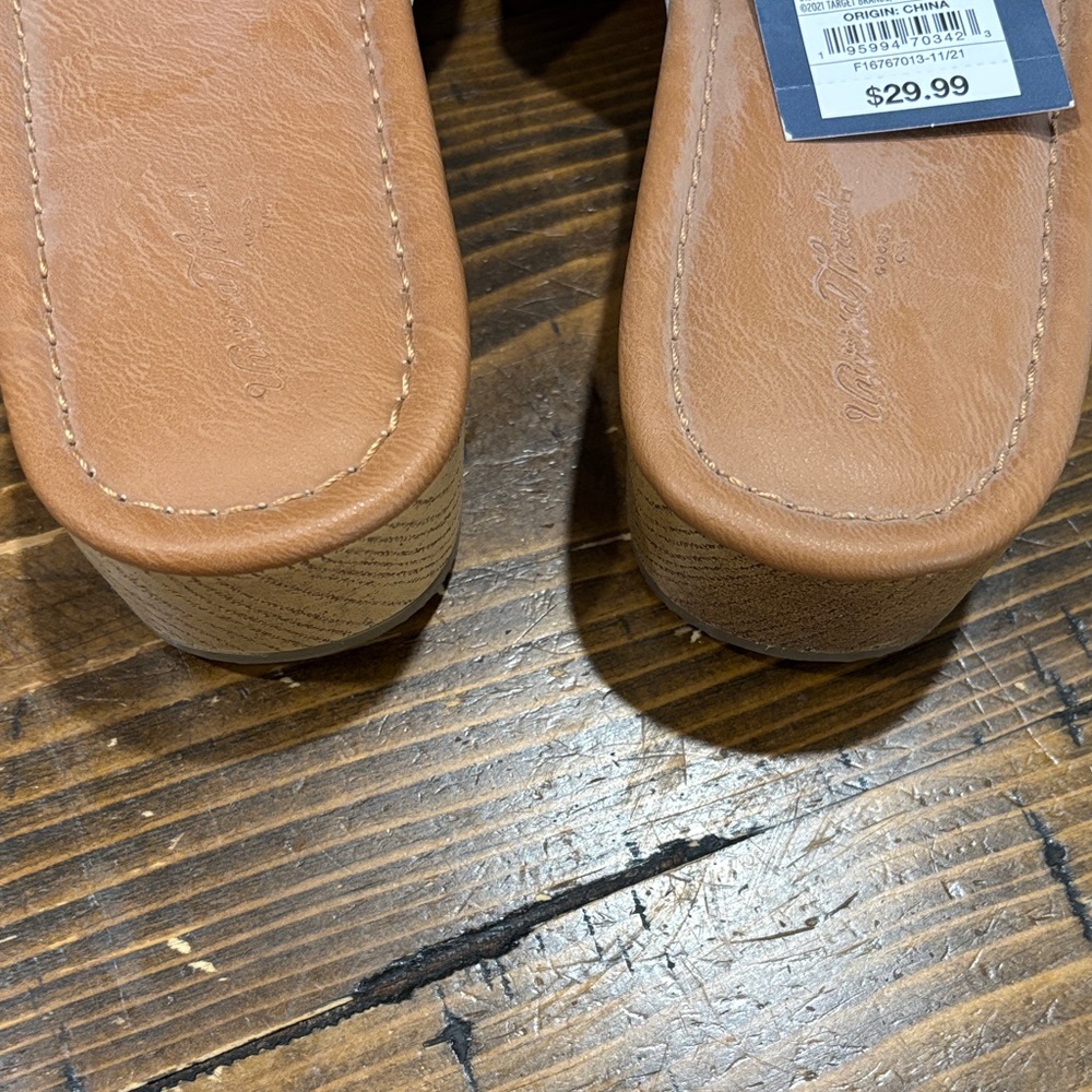 Universal Thread White Sandals with Gold Buckle - Picture 3 of 4